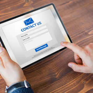 電話の他、オンラインフォームでお問合せできます。